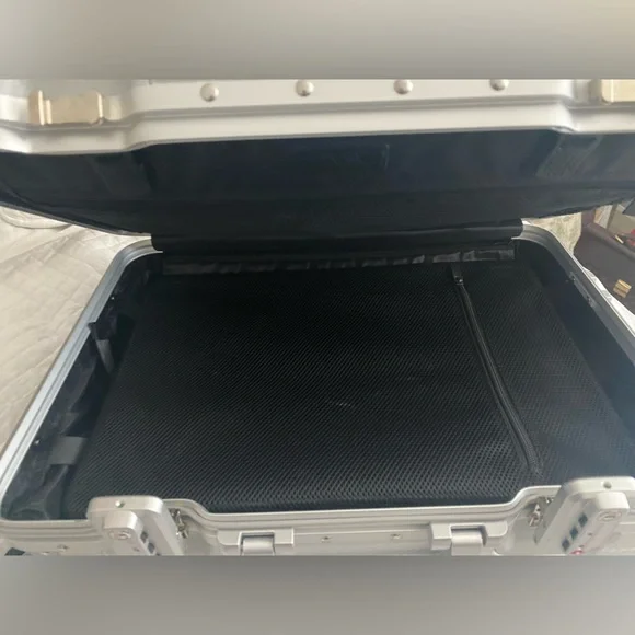 ALUMINUM CARRY ON SUITCASE - Picture 2 of 7